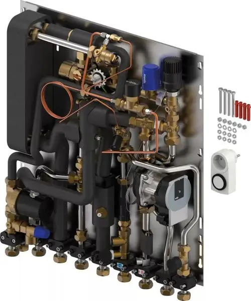 Combi Port M-Pro Wohnungsstation von Uponor mit verschiedenen Ventilen und Anschlussmöglichkeiten, montiert auf einer Metallplatte, mit Zubehörteilen auf der rechten Seite.